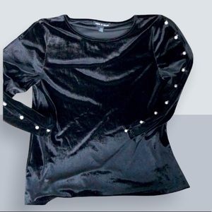 Cable and Gauge black velvet top pearl sleeve